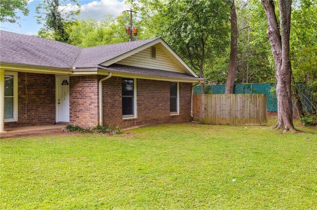 Building Photo - 834 Wilson Cir SW