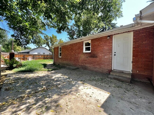 Building Photo - Spacious 3 Bed 2 Bath House in Central For...