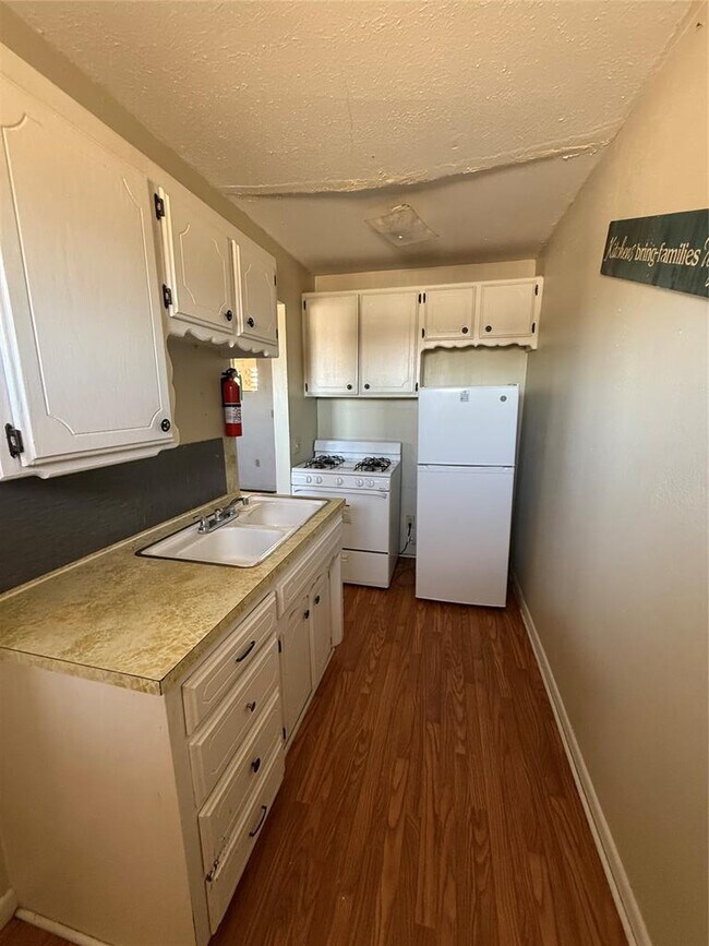 Building Photo - 1020 S Rock Island Ave