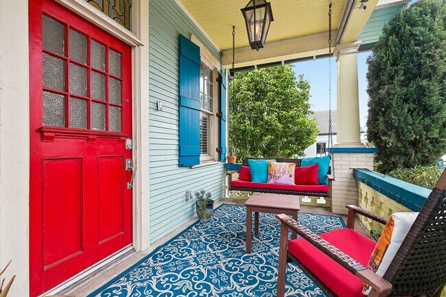 Building Photo - Gorgeous 3BD/3BA with Courtyard