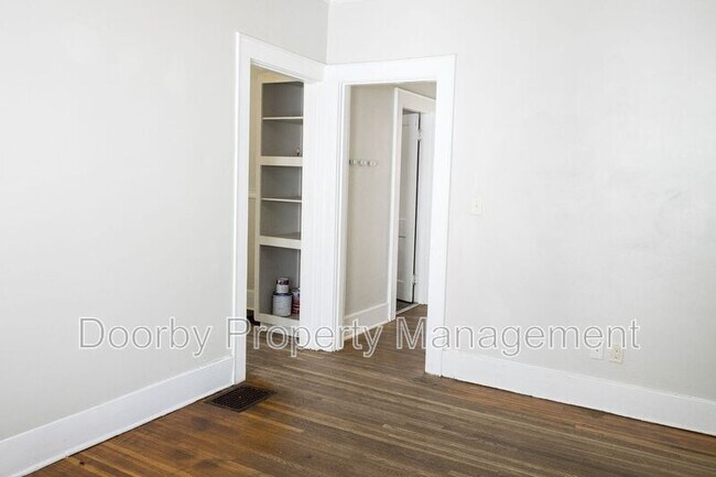 Building Photo - 910 S Crest