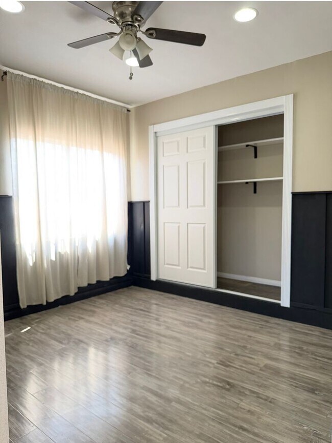 Building Photo - 5 Bed 3 Bath House Available Now!
