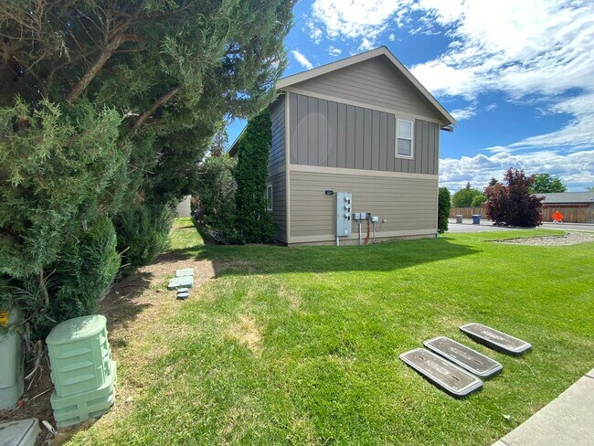 Building Photo - 2100 N Chestnut St