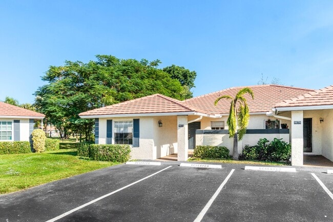 Building Photo - 9977 Three Lakes Cir