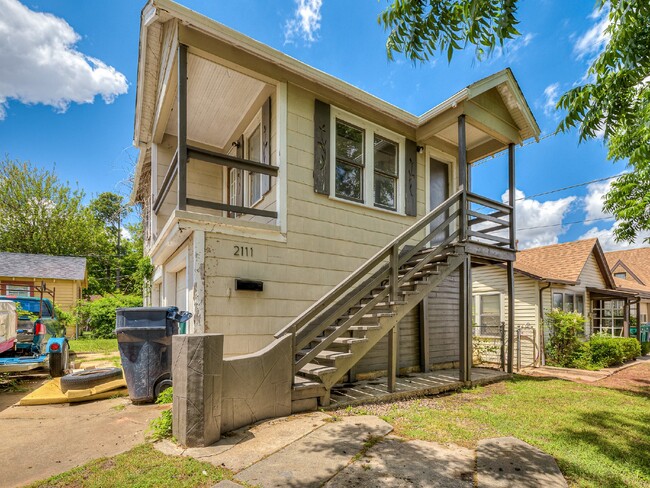 Building Photo - Super cute studio in crestwood