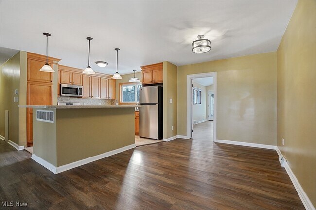 Building Photo - 7429 Sylvan Dr