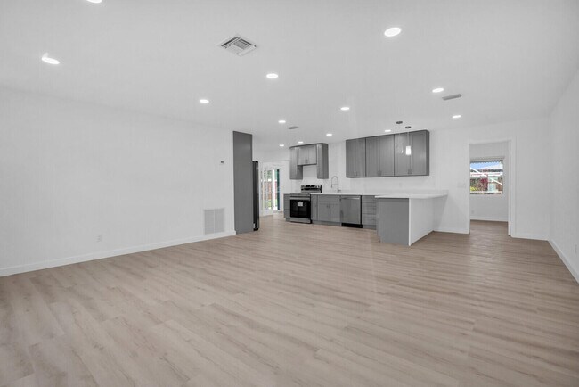 Building Photo - 865 SE Tierra Ct