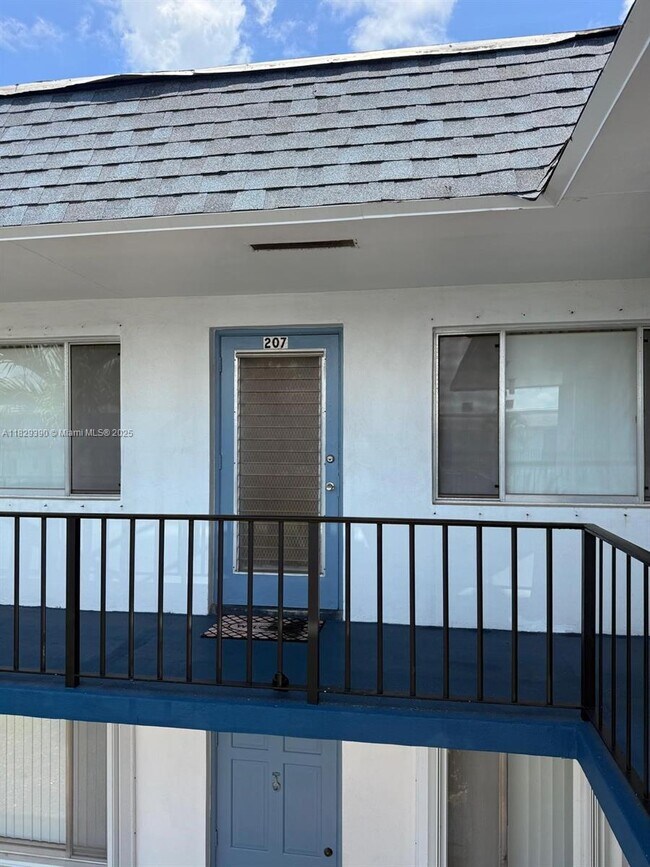Building Photo - 2440 Lake Osborne Dr