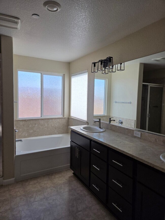 Building Photo - 1443 Greenbrier Dr
