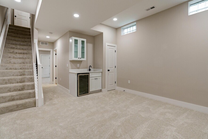 Building Photo - 2589 Dayton Ave