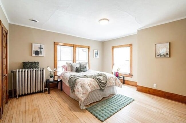 Building Photo - Amazing 5-Bedroom, 2.5 Bathroom Updated Ho...