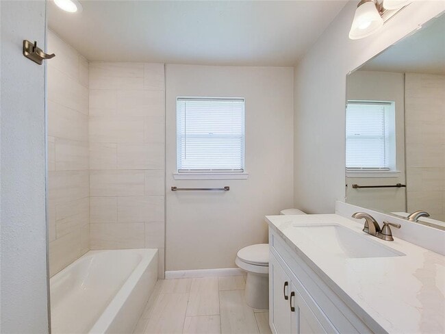 Building Photo - 25911 Maplewood Dr