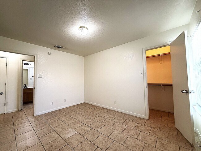 Building Photo - 1304 Cinch Dr