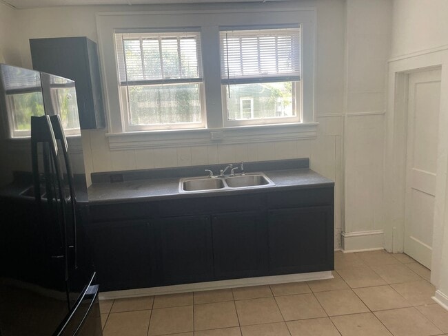 Building Photo - 3 bedroom 1 bath house for rent
