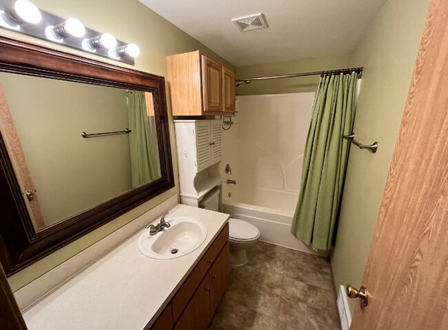 Building Photo - Spacious Westside 3-Bdrm + office & fenced yard!