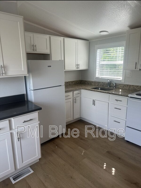 Building Photo - 206 Friendly Cir