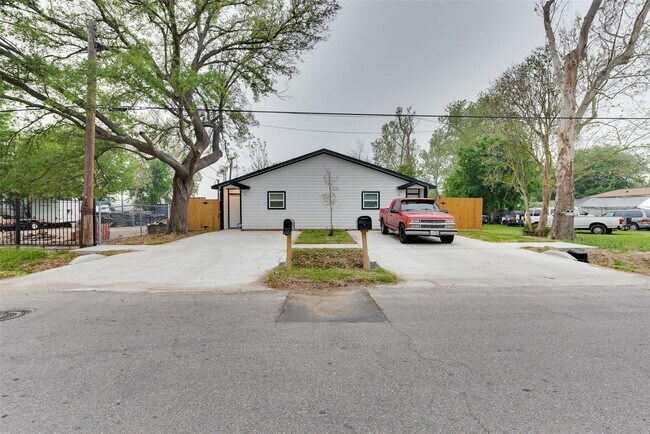 Building Photo - 2702 Reid St