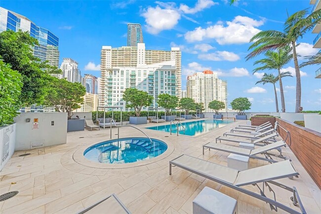 Building Photo - 1300 Brickell Bay Dr