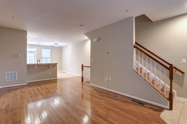 Building Photo - 3BR, 3BA, 1-Car Garage Townhome in Howard Square