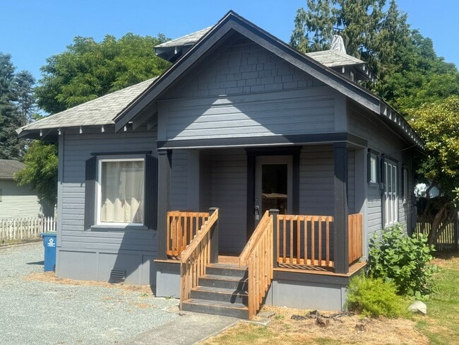 Primary Photo - 3 Bed 1 Bath Newly Remodeled Pet Free Home...