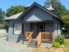 Building Photo - 3 Bed 1 Bath Newly Remodeled Pet Free Home...