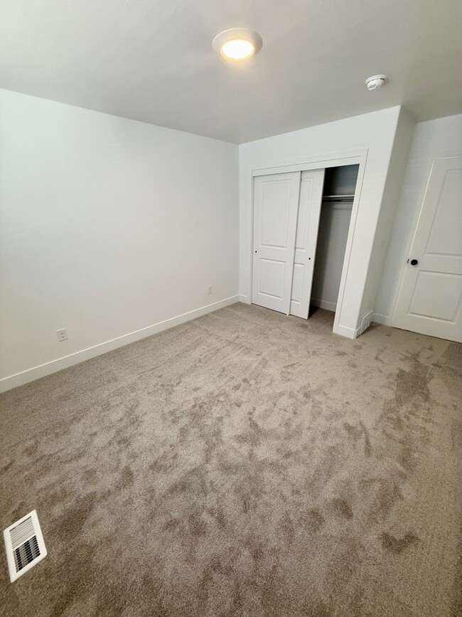 Building Photo - 564 1860 N