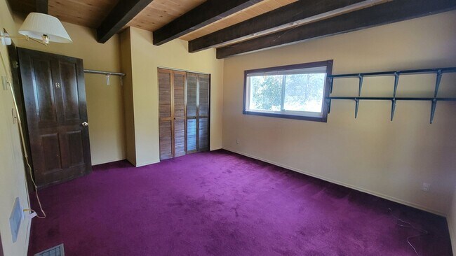 Building Photo - Spacious 6 Bedroom 5 Bathroom Within Walki...