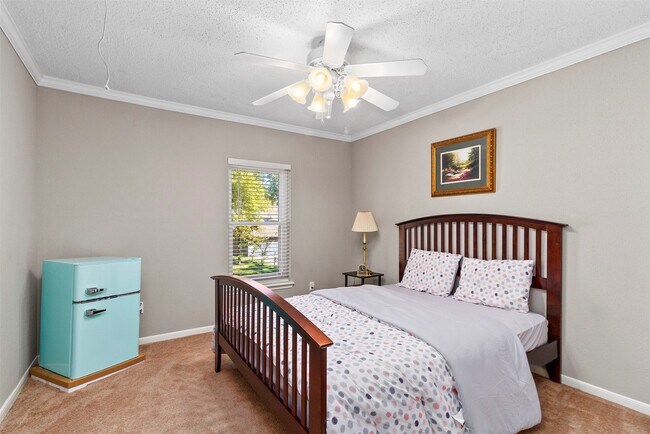 Building Photo - 111 S Village Knoll Cir