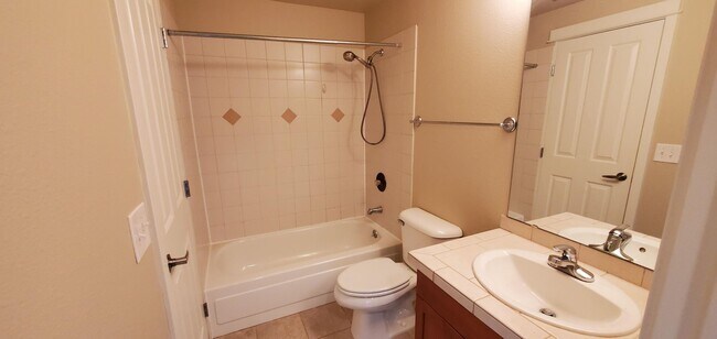 Building Photo - Spacious 2 Bed 1.5 Bath In Old Town Issaquah!