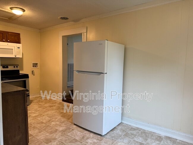 Building Photo - 204 7th St