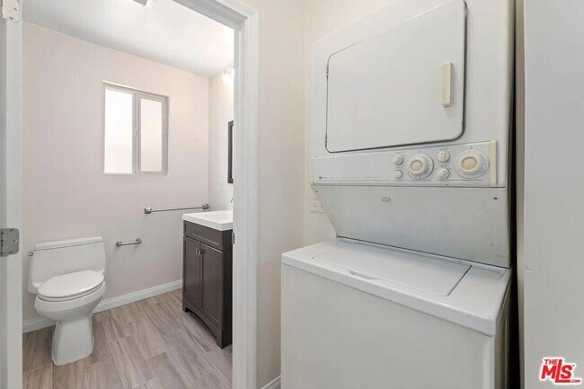 Building Photo - 5249 Satsuma Ave