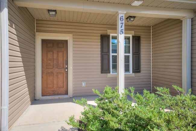 Building Photo - 3 Bedroom 2.5 Bath Townhouse