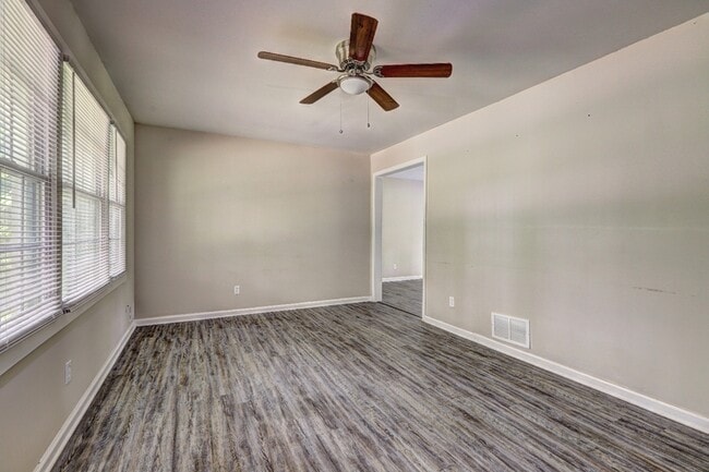 Building Photo - 2069 Hillcrest Dr
