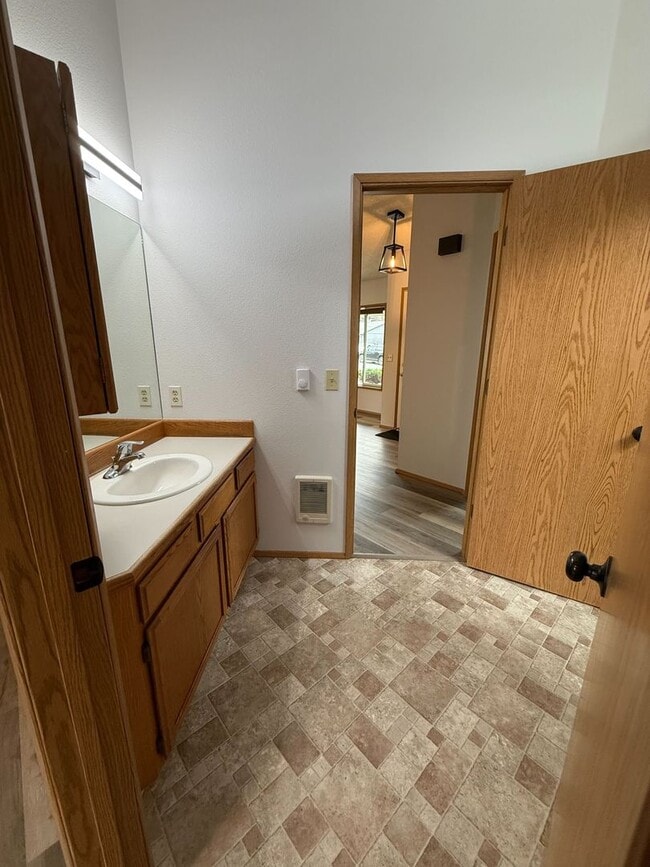 Building Photo - Newly Updated Centrally Located 2B/1Ba Home!