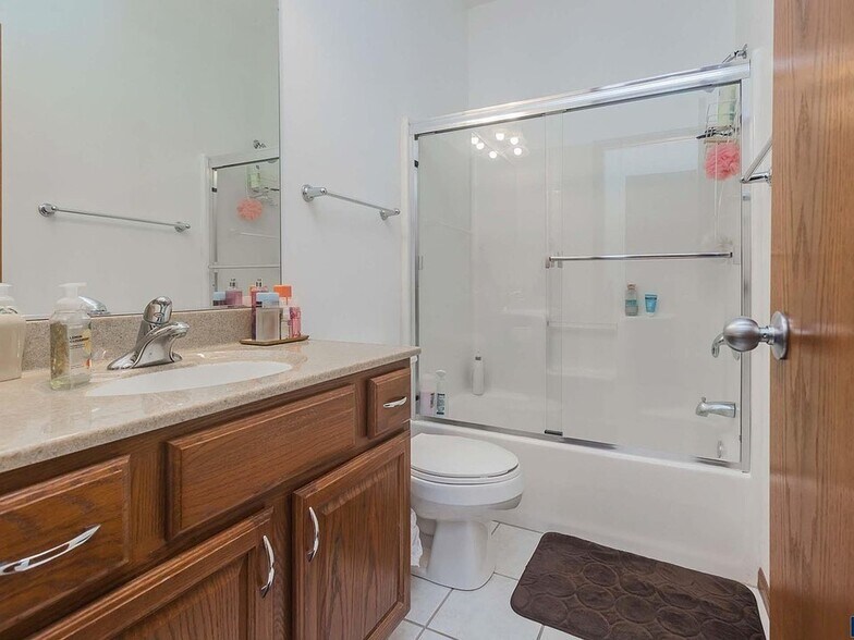 Building Photo - 809 S Outlook Dr