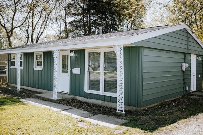 Building Photo - 1506 Crestview Dr