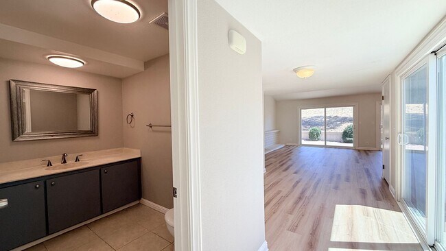 Building Photo - 750 N Paradise Valley Ct