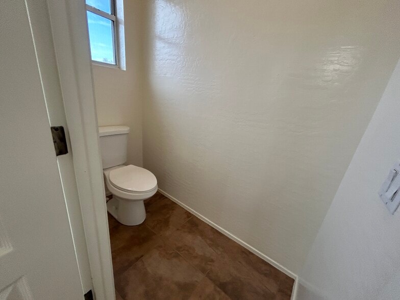 Building Photo - 9885 S La Rosa Dr