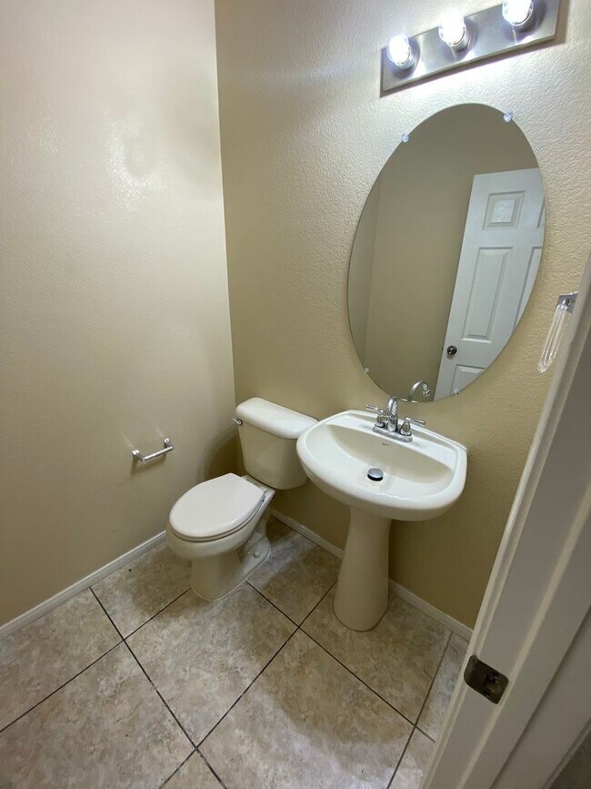 Building Photo - Wonderful 3 bed/2.5 bath home located in the South End of Vegas