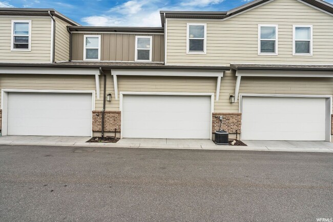 Building Photo - Farmington Townhouse 3 bedrooms 2.5 bathro...