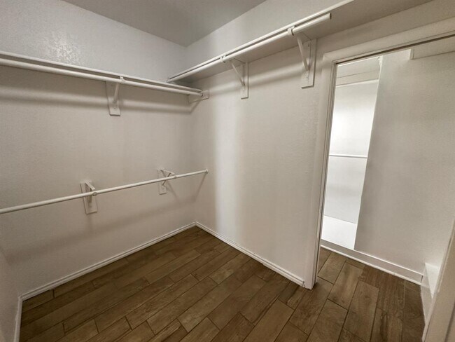 Building Photo - 3806 Fieldcrest Dr