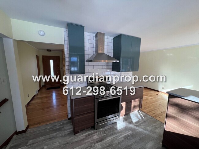 Building Photo - Updated Roseville House on Large Corner Lo...