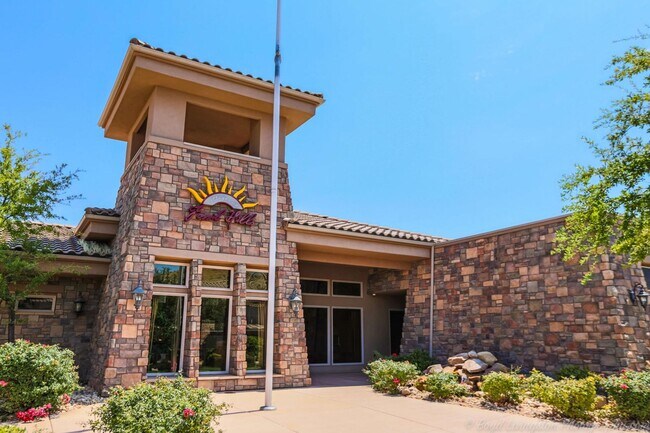 Building Photo - 3 Bedroom Townhome In Fossil Hills!