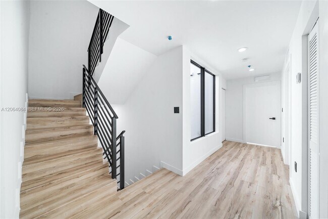 Building Photo - 11 NE 51st St