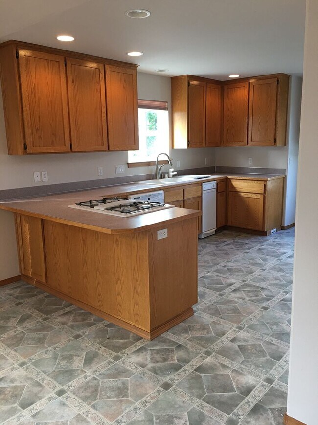 Building Photo - ***PENDING APPLICATIONS***Large 4 bedroom house that is Pet Friendly!