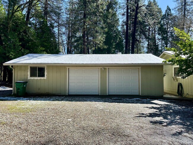Building Photo - Wooded 2 bedroom cabin in nice neighborhood