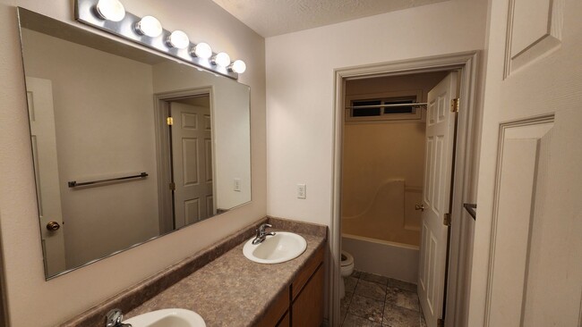 Building Photo - 2 bed 1.5 bath unit in the Meadows