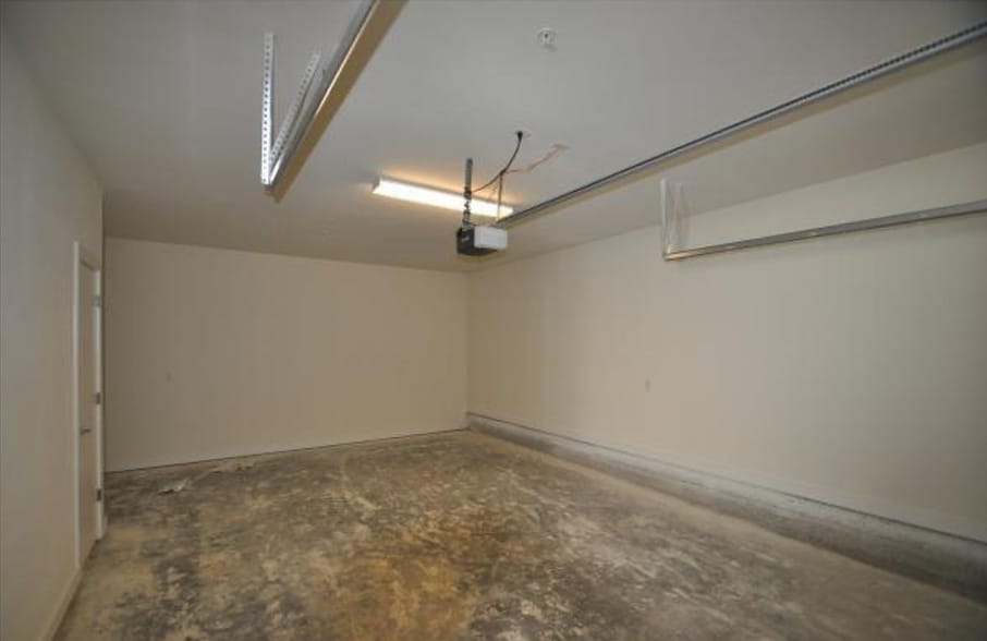 1 Car Garage - 6000 S Congress Ave