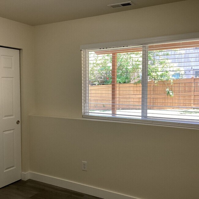 Building Photo - Updated 4 bedroom in The Desirable Merrill...