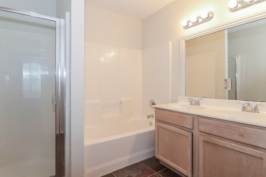 Building Photo - 8804 Seven Oaks Ln